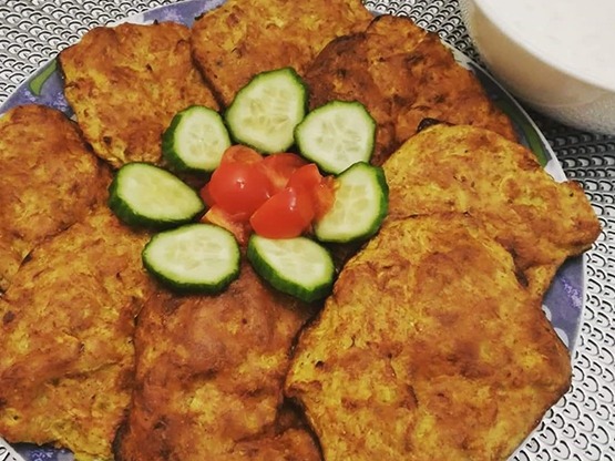 Low carb keto zeleninové placky s česnekovým dipem